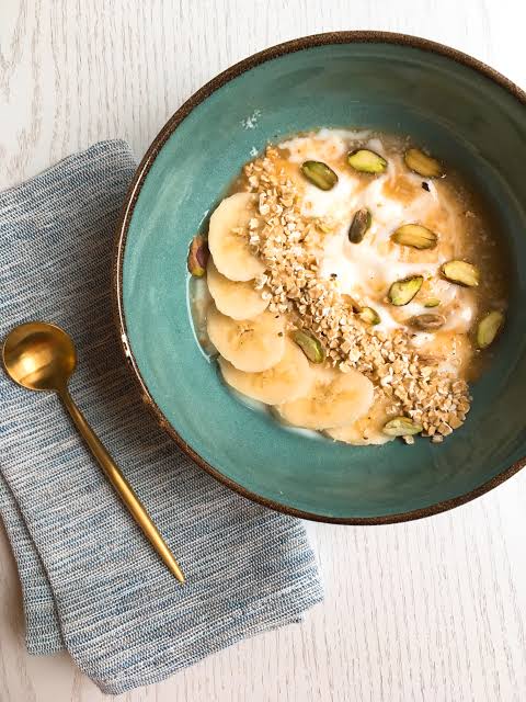 Pisztacias-Banan-Granola-Bowl-avantgard-brunch-cafe