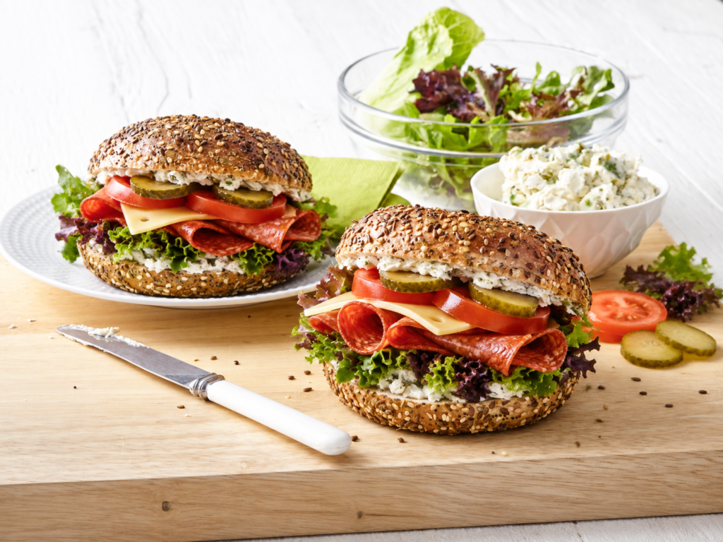 bagel picante szalami avantgard brunch cafe
